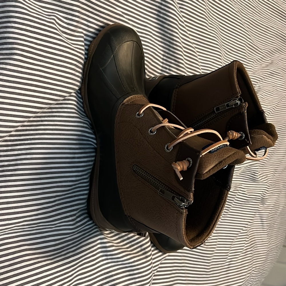 Sperry duck boots. Women’s size 8 - Picture 4 of 10